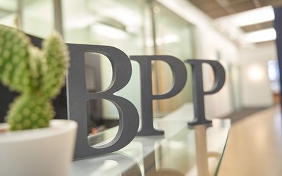 Der BPP-Schriftzug in der Bielefelder Kanzlei, daneben ein Kaktus